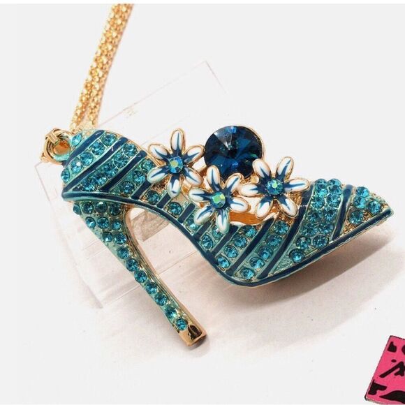 🩵 Betsey Johnson stunning crystal embellished high heel pendant necklace… - Picture 4 of 5